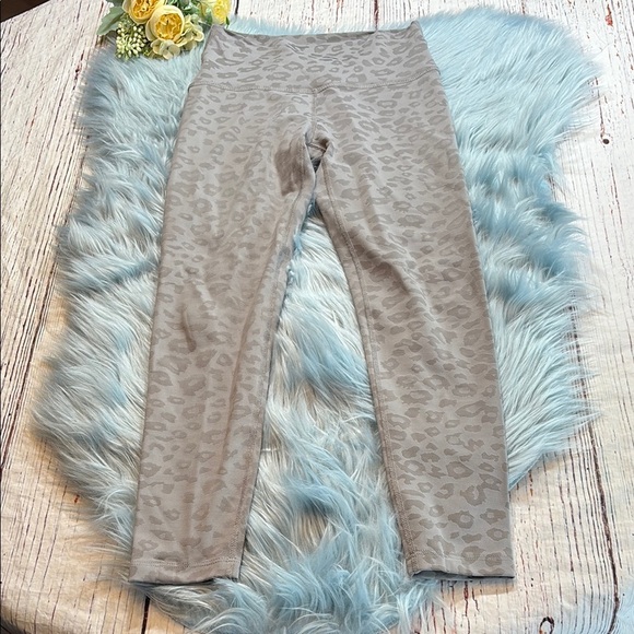 Beyond Yoga At Your Leisure High Waisted Midi Leggings Silver Leopard sz XS - Picture 1 of 8